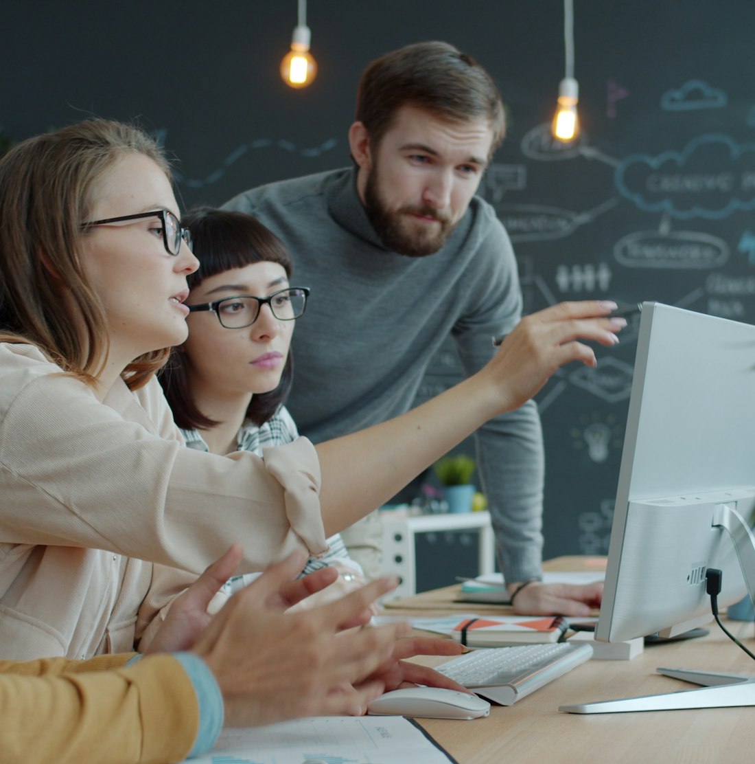 Echipă de consultanță în management într-o ședință de lucru